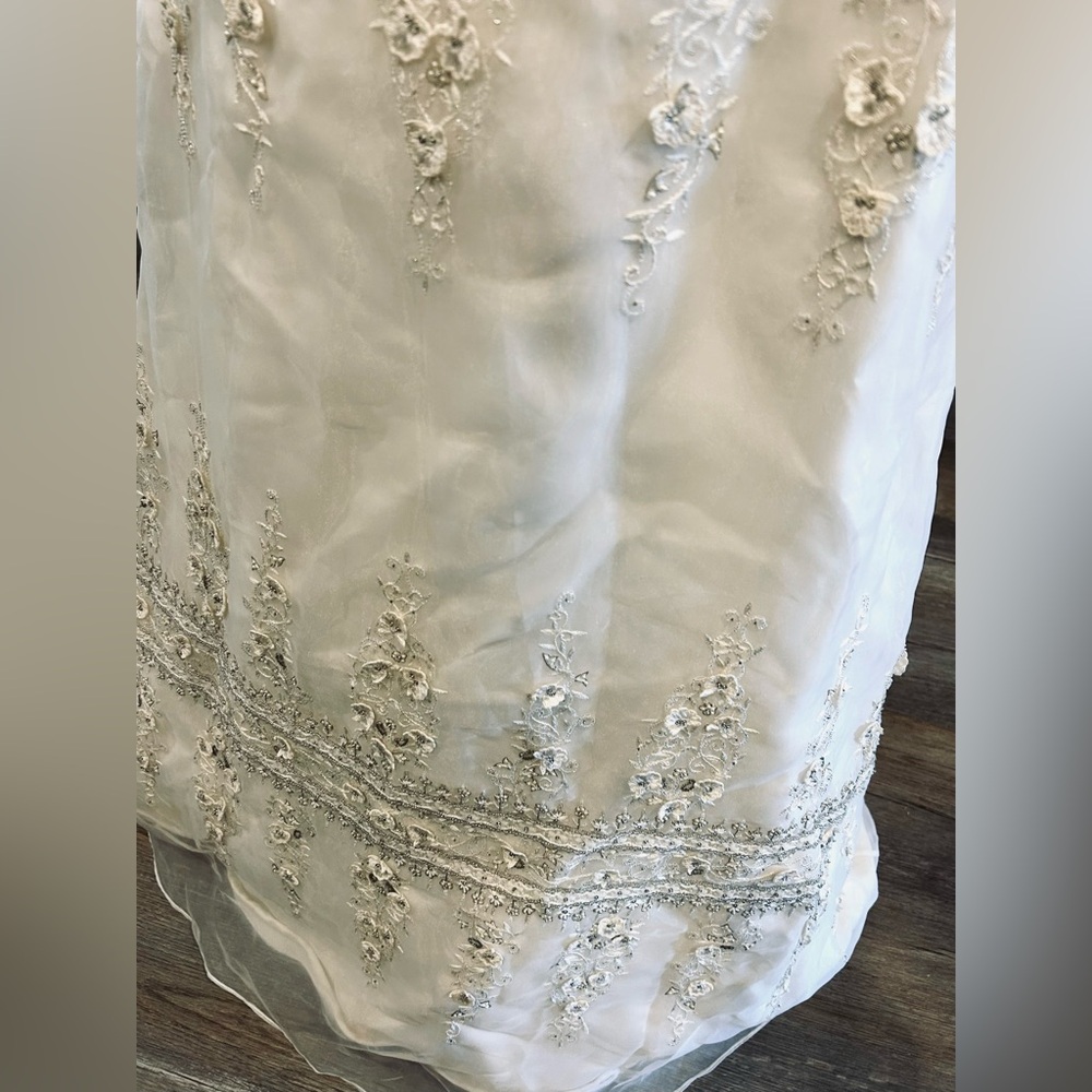 💙Spring Sale💙Vintage Y2K Lazaro embroidered, crystal beading wedding dress - Picture 6 of 8